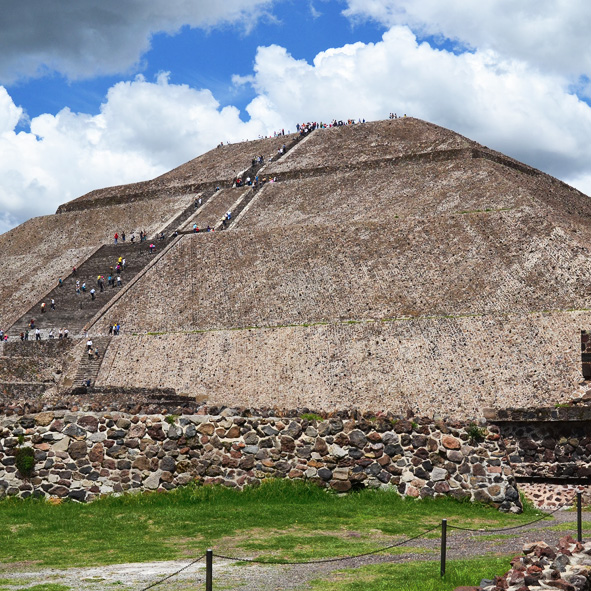 Admira la Piramide del Sol en Teotihuacan